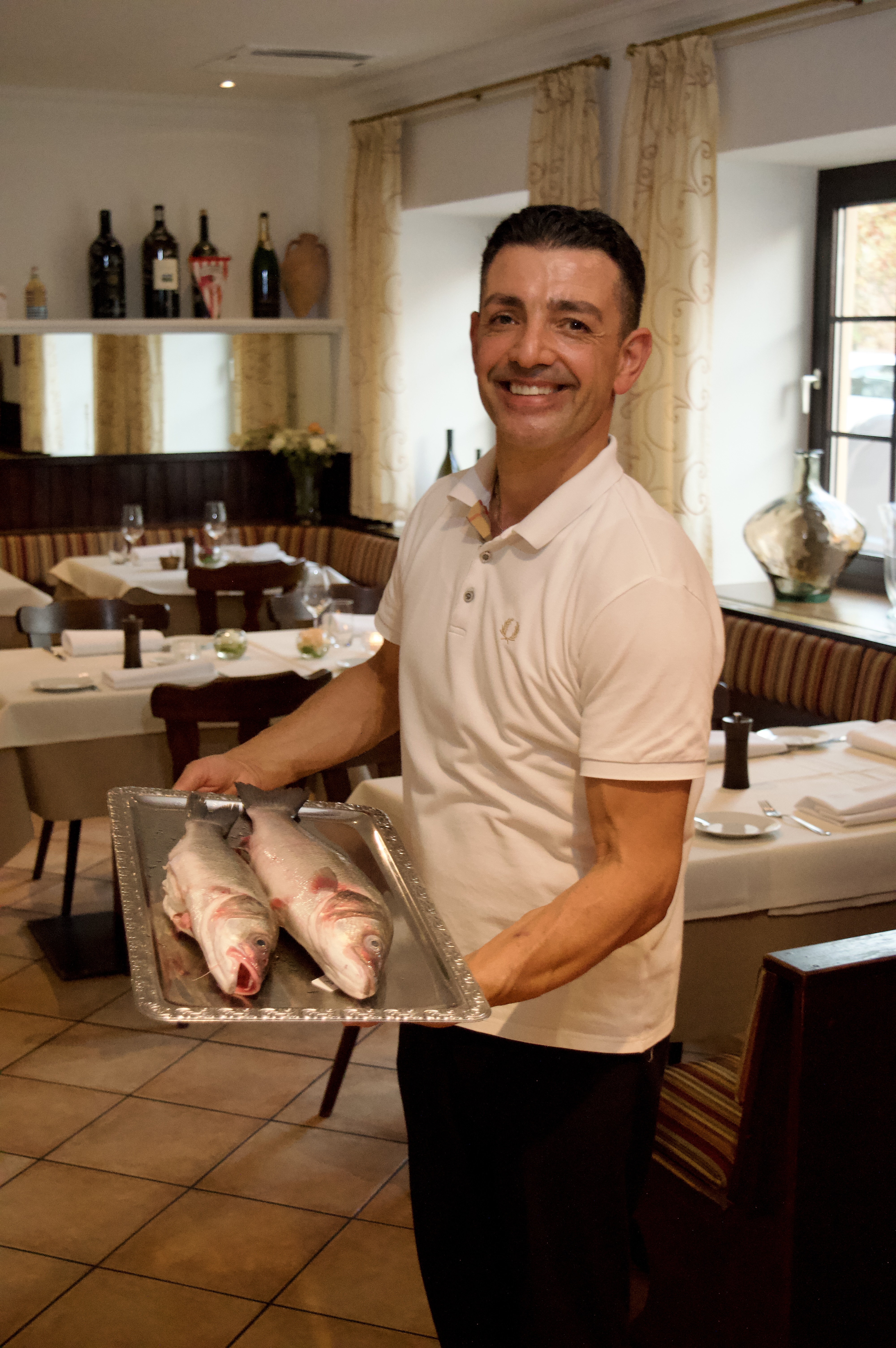 Gastgeber des Ristorante Romano mit frischem Fisch